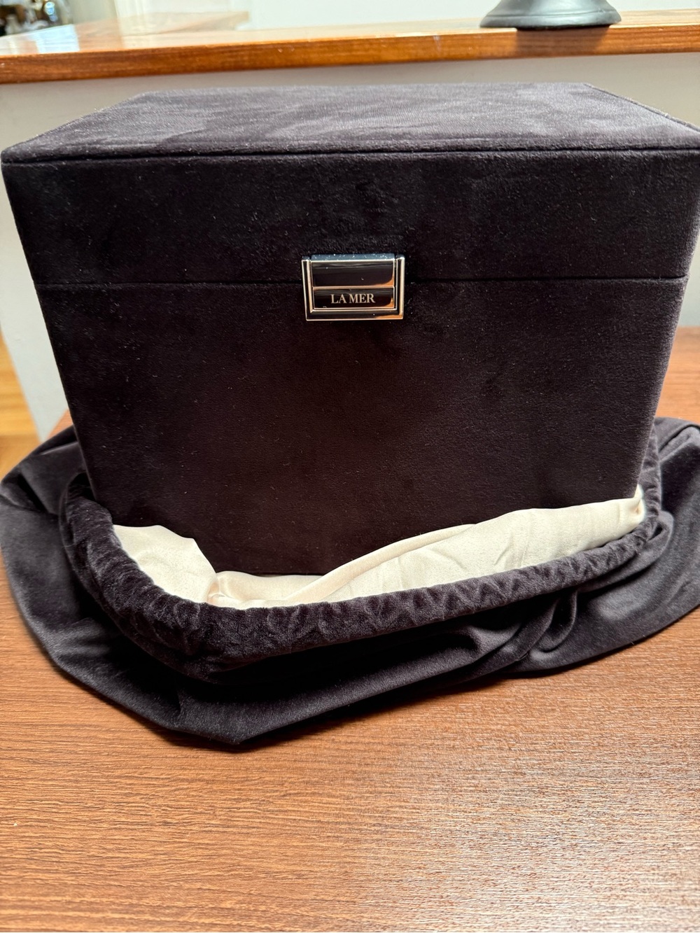 La Mer Vanity Velvet Box/Trunk Case with Bag